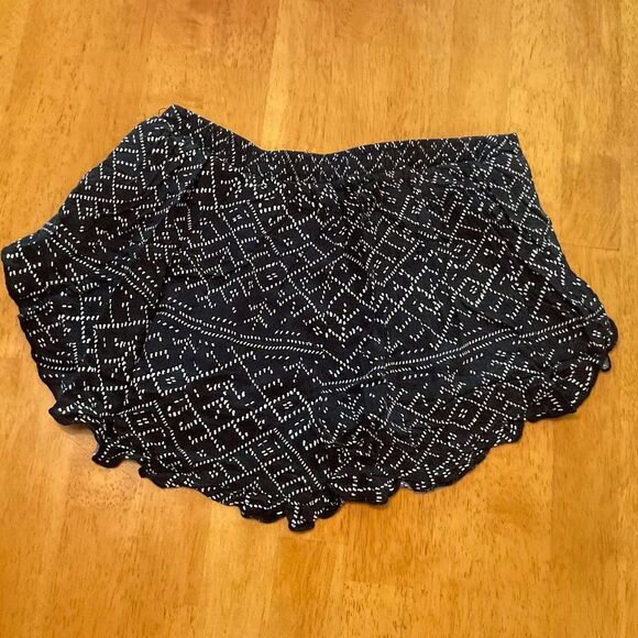 Abercrombie & Fitch navy geometric print ruffle hem shorts S - Picture 3 of 4